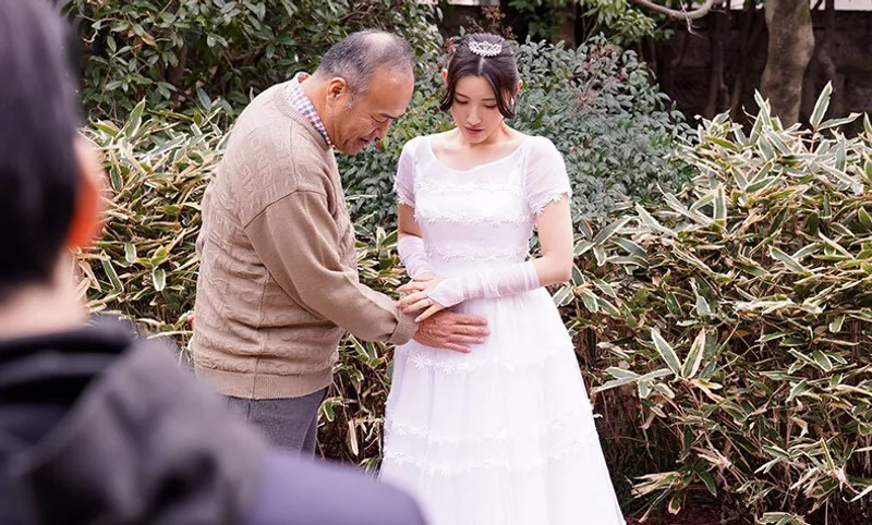 ông xã quá yếu, bà xã dù yêu nhưng vẫn thường nắc với bố người chồng đến có thai