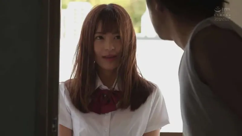 Gã nhà đối diện kinh tóm và cô nữ sinh đáng thương