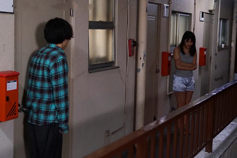 Bí mật vụng trộm với cô nàng cạnh nhà cãi nhau bị ông chồng đuổi ra cửa