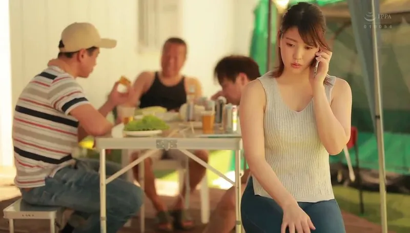 Anh xã khờ để vợ tham gia sự kiện cắm trại với mấy gã nhà kề bên và cái kết