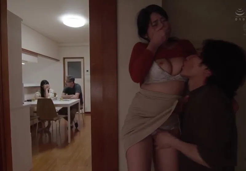 Má trộm nhìn bà xã anh xã con gái nện nào ngờ con rể nhìn thấy