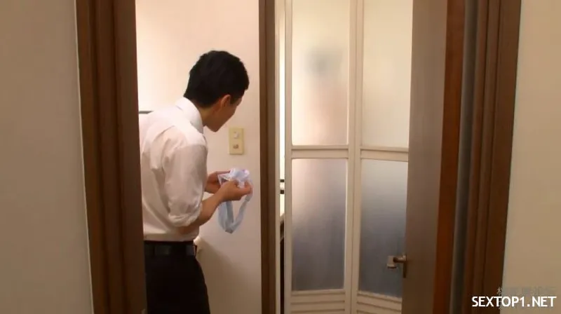 đến nhà chơi, thanh niên nhìn trộm mẹ ghệ tắm