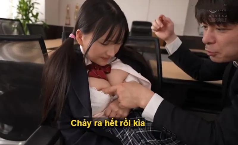 Ba năm trời, thầy giáo rèn luyện cô học trò ngực khủng thành " bình chứa tinh"