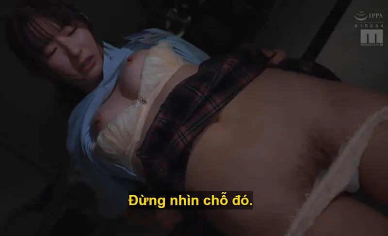 Người sếp trên lập mưu quan hệ tình dục với cô nhân viên dưới quyền kiêu kỳ lười nhác, suốt ngày chỉ chăm chăm nhắn tin yêu đương.