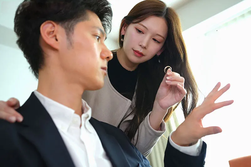 Bà xã đi đi chơi, gã chồng ở nhà bị nhỏ em người vợ gạ làm tình không trượt phát nào