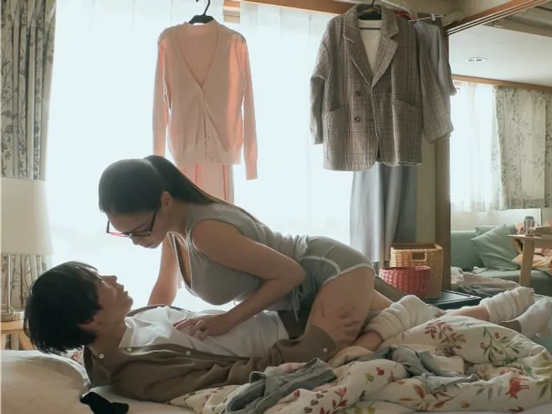 Được chị hàng xóm "an ủi" khi bạn gái đi ngoại tình